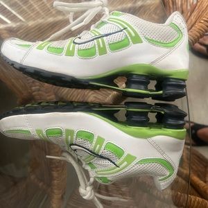 🌹PRICE FIRM! Nike Shox GUC White/Neon Green/Black Size 5.5 Sneakers!